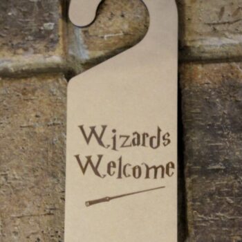 Intra απο ξύλο plywood 3mm-4mm πάχος - Κρεμάστρα πόμολο πόρτας Welcome Wizards Δίασταση 30x30 cm Intraeaxys-078ygzmo - Image 1