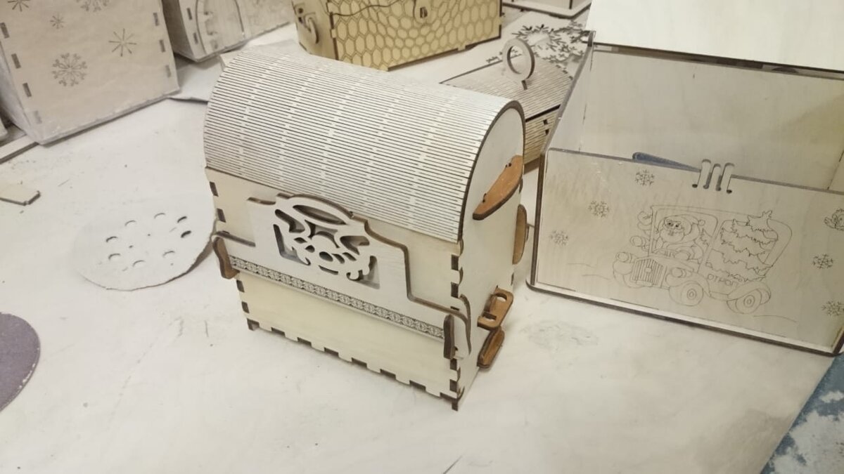 Intra απο ξύλο plywood 3mm-4mm πάχος - Κομψή ξύλινη τσάντα Δίασταση 30x30 cm Intraeaxys-e1gkq4do