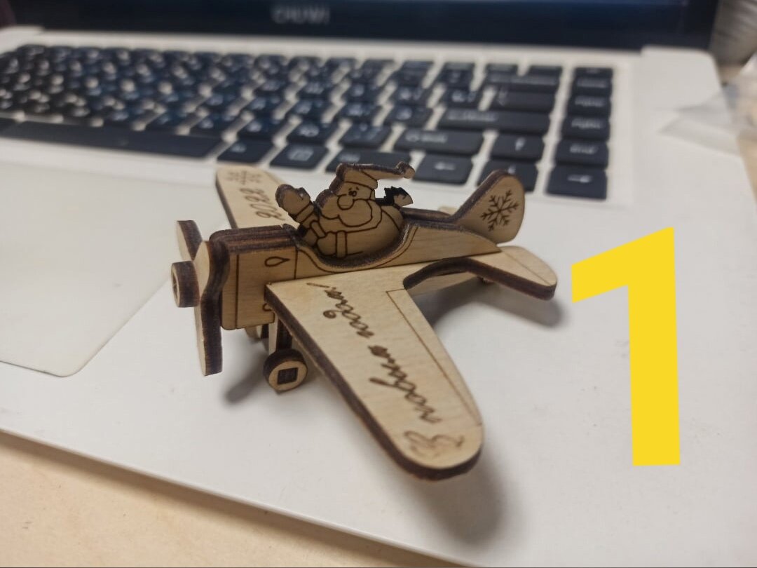 Intra απο ξύλο plywood 3mm-4mm πάχος - Χριστουγεννιάτικη διακόσμηση με αεροπλάνο Άγιος Βασίλης Δίασταση 30x30 cm Intraeaxys-67wl0e31