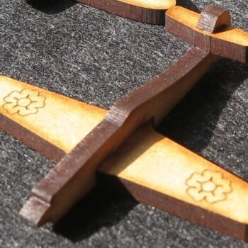 Intra απο ξύλο plywood 3mm-4mm πάχος - Παιχνίδι αεροσκάφος Δίασταση 30x30 cm Intraeaxys-eoxlqego - Image 1