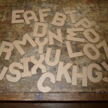 Intra απο ξύλο plywood 3mm-4mm πάχος - Ξύλινα γράμματα αλφαβήτου Δίασταση 30x30 cm Intraeaxys-pok3lpd7 - Image 1