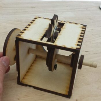 Intra απο ξύλο plywood 3mm-4mm πάχος - Μηχανισμός Διακοπής της Γενεύης Δίασταση 30x30 cm Intraeaxys-ro6dq937 - Image 1