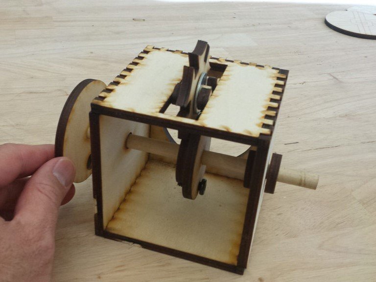 Intra απο ξύλο plywood 3mm-4mm πάχος - Μηχανισμός Διακοπής της Γενεύης Δίασταση 30x30 cm Intraeaxys-ro6dq937