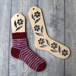 Intra απο ξύλο plywood 3mm-4mm πάχος - Ξύλινες κάλτσες με λουλούδια Δίασταση 30x30 cm Intraeaxys-yon04dp7