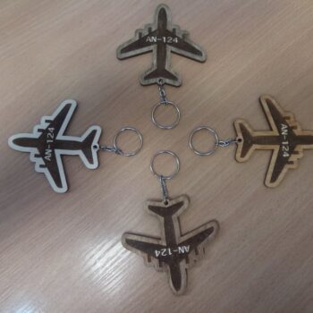 Intra απο ξύλο plywood 3mm-4mm πάχος - Μπρελόκ αεροπλάνου με χαραγμένο Δίασταση 5x5 cm Intraeaxys-zo9yw5e7 - Image 1