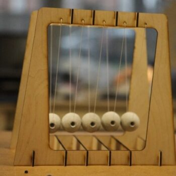 Intra απο ξύλο plywood 3mm-4mm πάχος - Το λίκνο του Νεύτωνα Δίασταση 30x30 cm Intraeaxys-yonem52o - Image 1