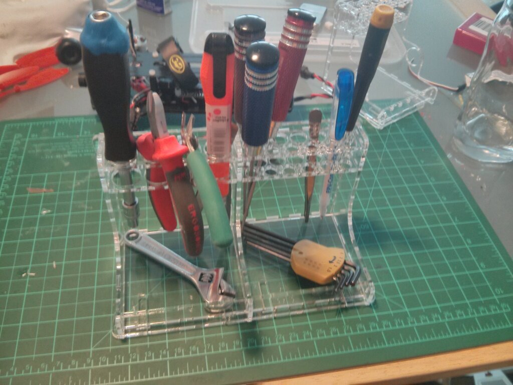 Intra απο ξύλο plywood 3mm-4mm πάχος - Επεκτάσιμος πάγκος εργασίας ακρυλική βάση εργαλείων Δίασταση 30x30 cm Intraeaxys-r7vmxk67