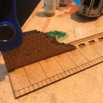Intra απο ξύλο plywood 3mm-4mm πάχος - Τουβλότοιχος με το πεζοδρόμιο Δίασταση 30x30 cm Intraeaxys-r1z0vdlo - Image 3