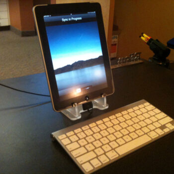 Intra απο ξύλο plywood 3mm-4mm πάχος - Ακρυλική βάση iPad Δίασταση 30x30 cm Intraeaxys-e1gk6yyo - Image 3