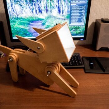 Intra απο ξύλο plywood 3mm-4mm πάχος - Ρυθμιζόμενο επιτραπέζιο φωτιστικό με χαριτωμένο ξύλινο σχέδιο σκύλου Δίασταση 30x30 cm Intraeaxys-lopqlyk7 - Image 1