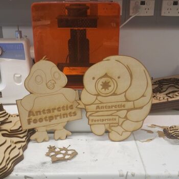 Intra απο ξύλο plywood 3mm-4mm πάχος - Χαριτωμένο σημάδι πιγκουίνου Δίασταση 30x30 cm Intraeaxys-m1d69jd7 - Image 1