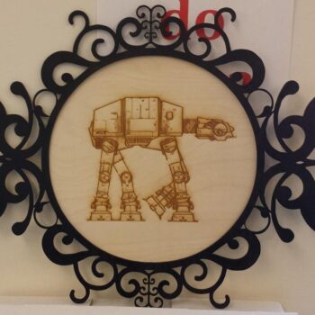 Intra απο ξύλο plywood 3mm-4mm πάχος - Laser χαραγμένο AT-AT Walker σε ντεκόρ πλαίσιο Δίασταση 30x30 cm Intraeaxys-r7vm42l7 - Image 1
