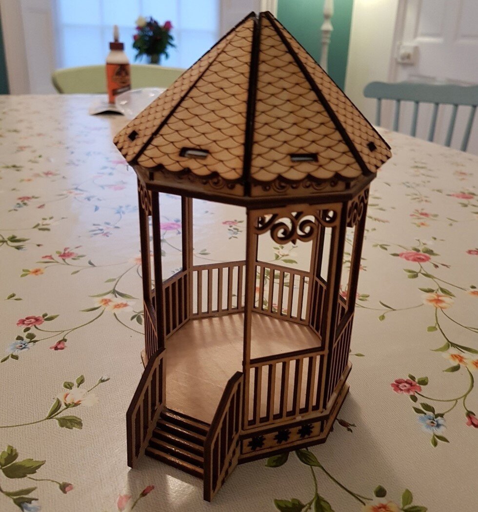 Intra απο ξύλο plywood 3mm-4mm πάχος - Μοντέλο Bandstand Δίασταση 30x30 cm Intraeaxys-pok3g9j7