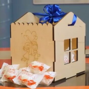 Intra απο ξύλο plywood 3mm-4mm πάχος - Κουτί δώρου με κορδέλα 4mm Δίασταση 30x30 cm Intraeaxys-pok3lj97 - Image 1