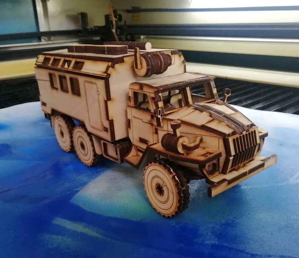 Intra απο ξύλο plywood 3mm-4mm πάχος - Ural Truck 3D Puzzle με Οδηγίες Συναρμολόγησης Δίασταση 30x30 cm Intraeaxys-pok39837