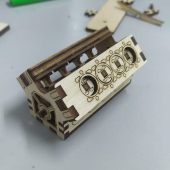 Intra απο ξύλο plywood 3mm-4mm πάχος - Ξύλινος κινητήρας V8 Δίασταση 30x30 cm Intraeaxys-pok3y6k7 - Image 1