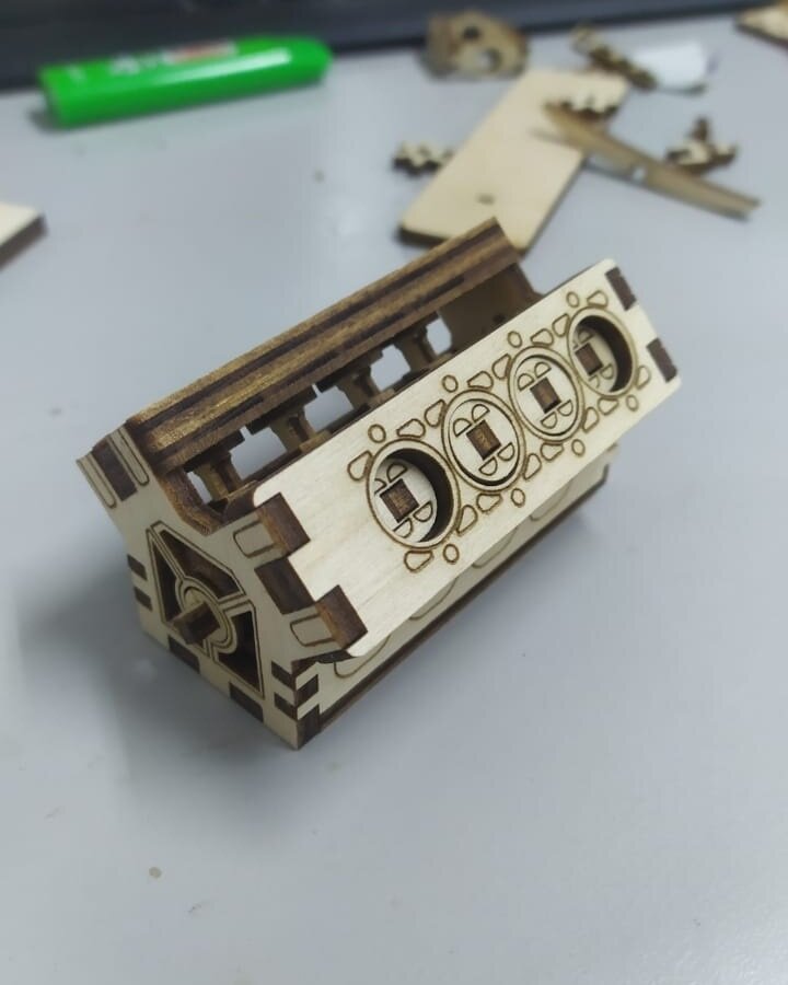 Intra απο ξύλο plywood 3mm-4mm πάχος - Ξύλινος κινητήρας V8 Δίασταση 30x30 cm Intraeaxys-pok3y6k7