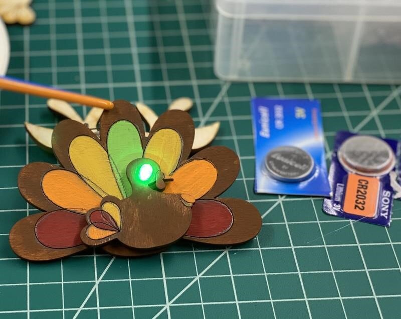 Intra απο ξύλο plywood 3mm-4mm πάχος - Καρφίτσα φωτισμού γαλοπούλας Δίασταση 30x30 cm Intraeaxys-6o3ygxq7