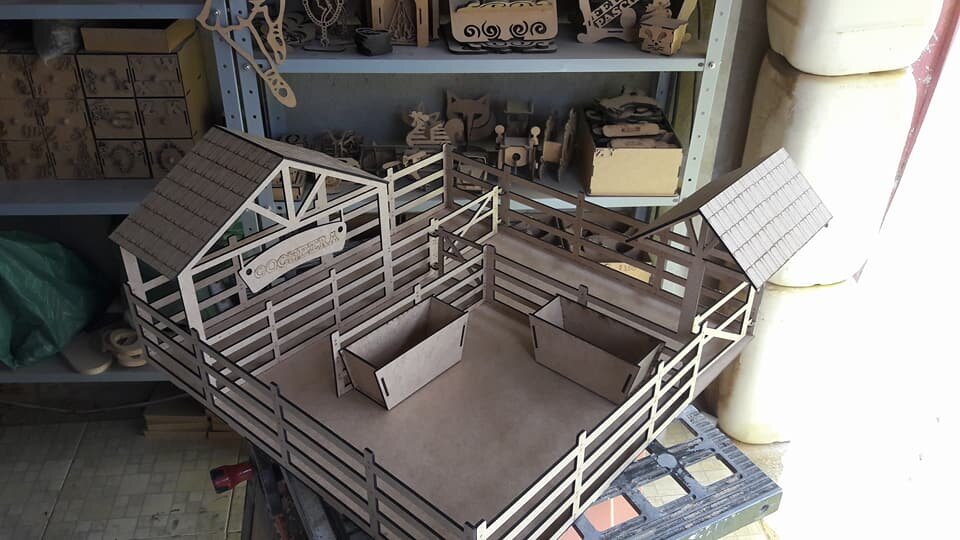 Intra απο ξύλο plywood 3mm-4mm πάχος - Ναυπηγείο βοοειδών στάβλων παιχνιδιών Δίασταση 30x30 cm Intraeaxys-67wly931