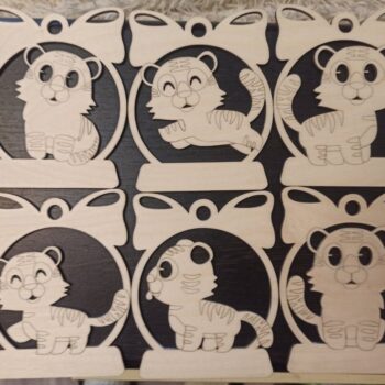 Intra απο ξύλο plywood 3mm-4mm πάχος - Ξύλινα Χριστουγεννιάτικα στολίδια Tiger Δίασταση 10x10 cm Intraeaxys-91jdn881 - Image 1