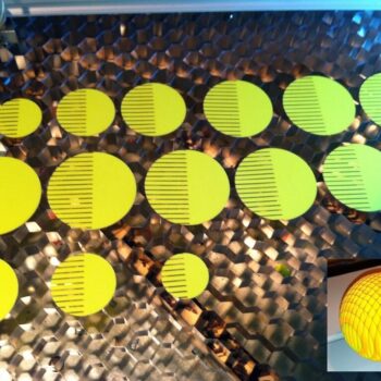 Intra απο ξύλο plywood 3mm-4mm πάχος - Χριστουγεννιάτικο στολίδι σε σχήμα φέτας Δίασταση 10x10 cm Intraeaxys-r1z2rzl1 - Image 1