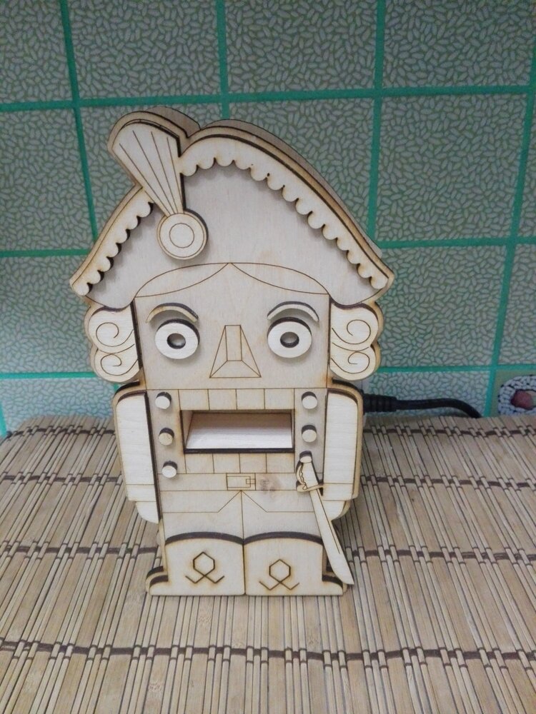 Intra απο ξύλο plywood 3mm-4mm πάχος - Ξύλινος Καρυοθραύστης Δίασταση 30x30 cm Intraeaxys-yon05rp7