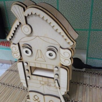 Intra απο ξύλο plywood 3mm-4mm πάχος - Ξύλινος Καρυοθραύστης Δίασταση 30x30 cm Intraeaxys-yon05rp7 - Image 4