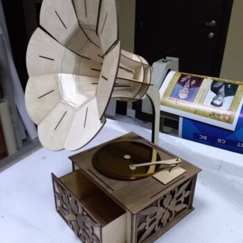 Intra απο ξύλο plywood 3mm-4mm πάχος - Ξύλινο γραμμόφωνο Δίασταση 30x30 cm Intraeaxys-lopqv467 - Image 1