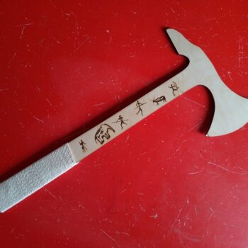 Intra απο ξύλο plywood 3mm-4mm πάχος - Χαραγμένο ξύλινο τσεκούρι Tomahawk Δίασταση 30x30 cm Intraeaxys-078ylq4o - Image 1