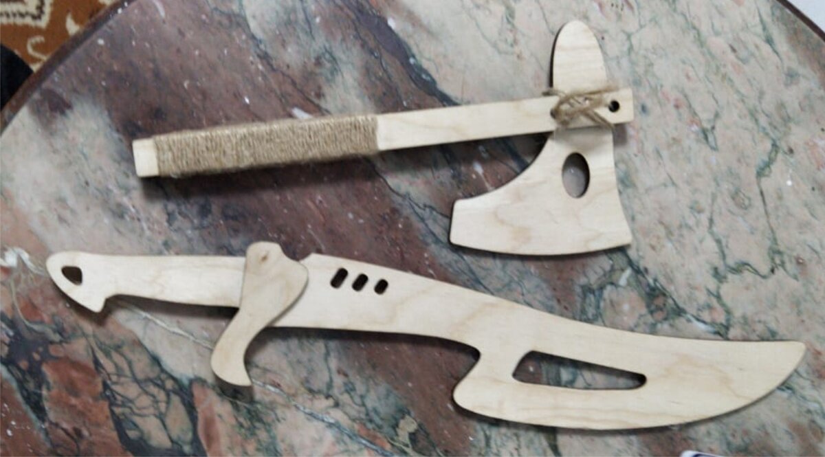 Intra απο ξύλο plywood 3mm-4mm πάχος - Ξύλινο τσεκούρι και σπαθί Δίασταση 30x30 cm Intraeaxys-eoxl62jo