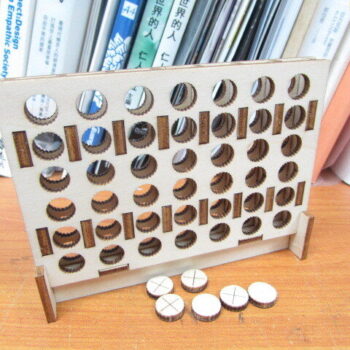 Intra απο ξύλο plywood 3mm-4mm πάχος - Επιτραπέζιο παιχνίδι Connect 4 Δίασταση 30x30 cm Intraeaxys-r1z2lep1 - Image 1