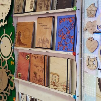 Intra απο ξύλο plywood 3mm-4mm πάχος - Ράφι προβολής καρτ-ποστάλ σημειωματάρια Δίασταση 30x30 cm Intraeaxys-p7ymj257 - Image 1