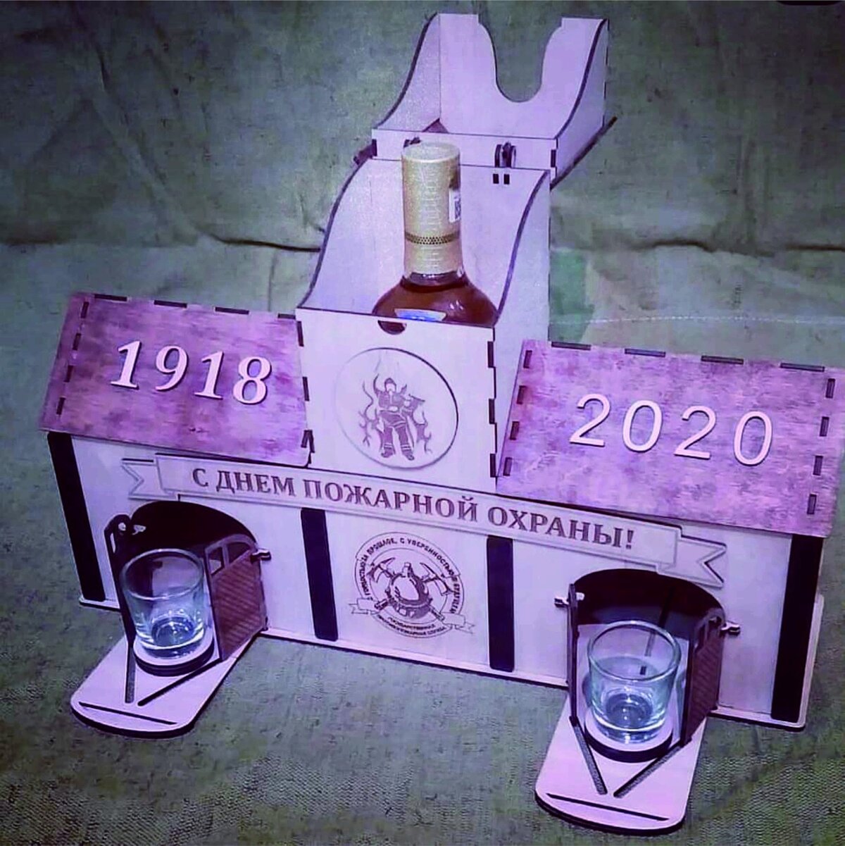 Intra απο ξύλο plywood 3mm-4mm πάχος - Σχάρα κρασιού μίνι μπαρ σε σχήμα πυροσβεστικού σταθμού με ποτηροθήκη Δίασταση 30x30 cm Intraeaxys-078ye35o