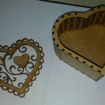 Intra απο ξύλο plywood 3mm-4mm πάχος - Σχέδια CNC σε σχήμα καρδιάς για την ημέρα του Αγίου Βαλεντίνου Δίασταση 30x30 cm Intraeaxys-eoxlvdgo - Image 1