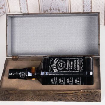 Intra απο ξύλο plywood 3mm-4mm πάχος - Χαραγμένο Ξύλινο κουτί με ουίσκι Jack Daniels Δίασταση 30x30 cm Intraeaxys-qommyvro - Image 1