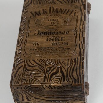 Intra απο ξύλο plywood 3mm-4mm πάχος - Χαραγμένο Ξύλινο κουτί με ουίσκι Jack Daniels Δίασταση 30x30 cm Intraeaxys-qommyvro - Image 5