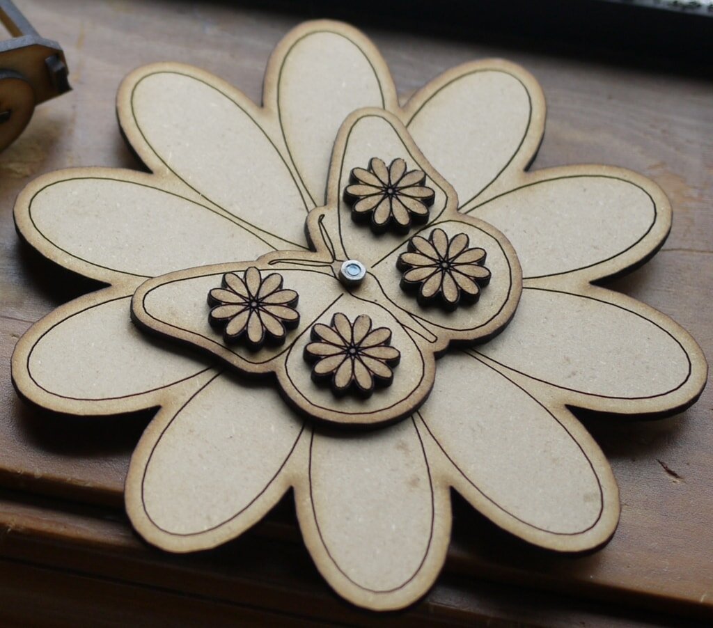 Intra απο ξύλο plywood 3mm-4mm πάχος - Περιστρεφόμενη πεταλούδα στο παιχνίδι λουλουδιών Δίασταση 30x30 cm Intraeaxys-eo4qge87