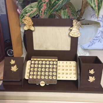 Intra απο ξύλο plywood 3mm-4mm πάχος - Organizer γραφείου με θήκη τηλεφώνου για κορνίζα ημερολογίου Δίασταση 30x30 cm Intraeaxys-eoxlg9qo - Image 1