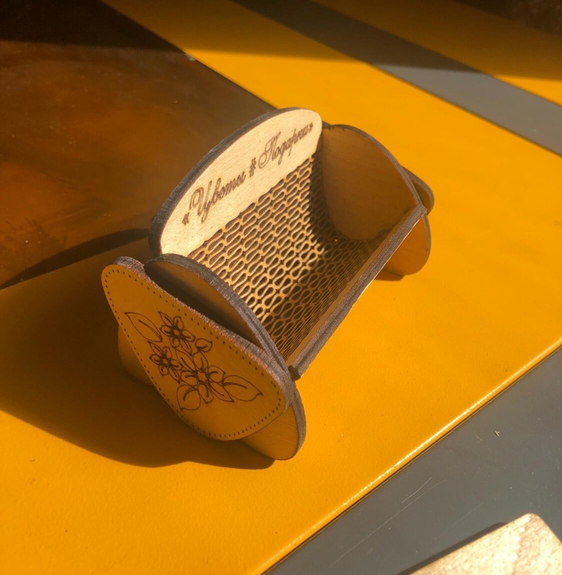 Intra απο ξύλο plywood 3mm-4mm πάχος - Θήκη επαγγελματικής κάρτας για γραφείο Δίασταση 30x30 cm Intraeaxys-yon0wrk7