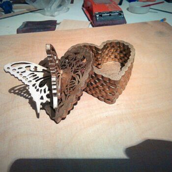 Intra απο ξύλο plywood 3mm-4mm πάχος - Κουτί καρδιών πεταλούδας Δίασταση 30x30 cm Intraeaxys-m1d6wvd7 - Image 1