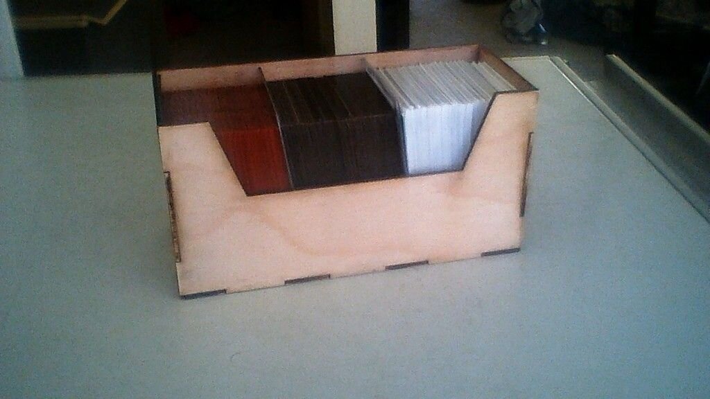 Intra απο ξύλο plywood 3mm-4mm πάχος - Συλλεκτικό κουτί τράπουλας για παιχνίδια Δίασταση 30x30 cm Intraeaxys-zo9yg647