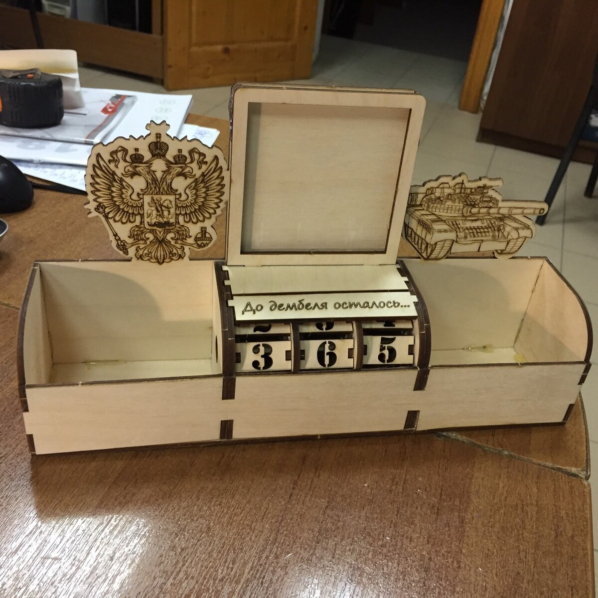 Intra απο ξύλο plywood 3mm-4mm πάχος - Ημερολόγιο με Desk Organizer Δίασταση 30x30 cm Intraeaxys-yon06rx7