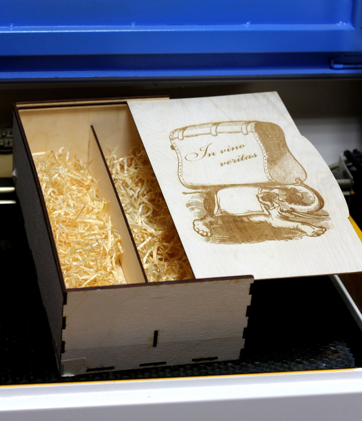 Intra απο ξύλο plywood 3mm-4mm πάχος - Κουτί δώρου για 2 μπουκάλια Δίασταση 30x30 cm Intraeaxys-078zrq75