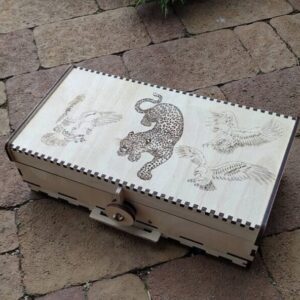 Intra απο ξύλο plywood 3mm-4mm πάχος - Ξύλινο Κουτί με Καπάκι Λιοντάρι χαραγμένο Δίασταση 30x30 cm Intraeaxys-eo4qe697