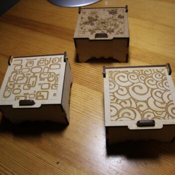 Intra απο ξύλο plywood 3mm-4mm πάχος - Χαραγμένα κουτιά κοσμημάτων Δίασταση 30x30 cm Intraeaxys-e1gkygmo - Image 1