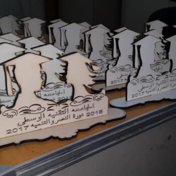 Intra απο ξύλο plywood 3mm-4mm πάχος - Ασπίδες αναμνηστικών κολλεγίων Δίασταση 30x30 cm Intraeaxys-zo9y3qx7 - Image 1