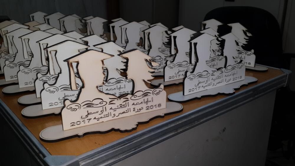 Intra απο ξύλο plywood 3mm-4mm πάχος - Ασπίδες αναμνηστικών κολλεγίων Δίασταση 30x30 cm Intraeaxys-zo9y3qx7