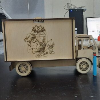 Intra απο ξύλο plywood 3mm-4mm πάχος - Κουτί δώρου Χριστουγέννων σε σχήμα Van Δίασταση 30x30 cm Intraeaxys-joedz281 - Image 1