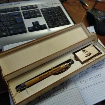 Intra απο ξύλο plywood 3mm-4mm πάχος - Ξύλινο κουτί για στυλό και USB Flash Drive Δίασταση 30x30 cm Intraeaxys-075y923o - Image 1