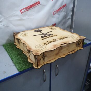 Intra απο ξύλο plywood 3mm-4mm πάχος - Χαραγμένο κουτί δώρου για ρολόι με λογότυπο KSA του Βασιλείου της Σαουδικής Αραβίας Δίασταση 30x30 cm Intraeaxys-eo4qldw7 - Image 3